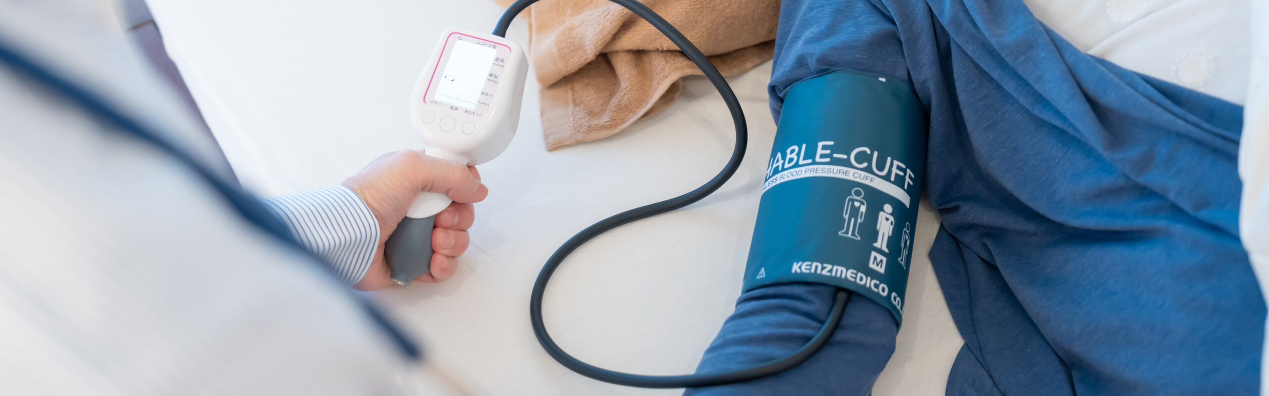 治療をしている医師の写真