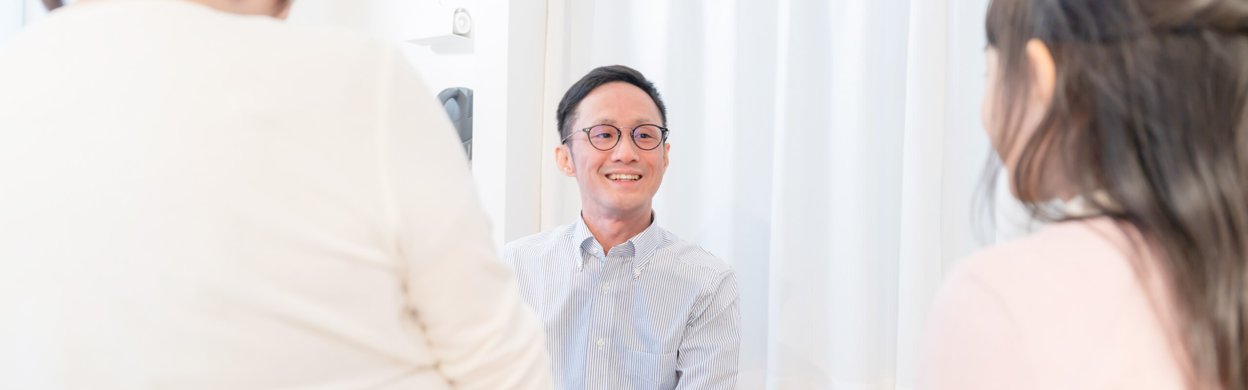 笑顔の医師の写真