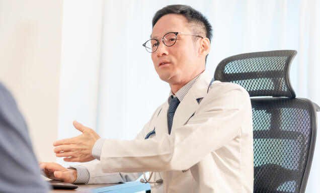 説明をする医師の写真