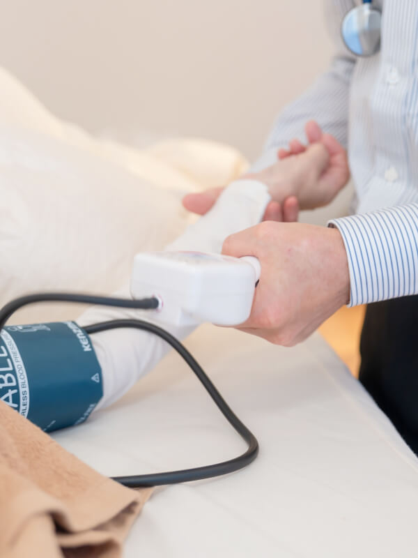 治療をする医師の写真